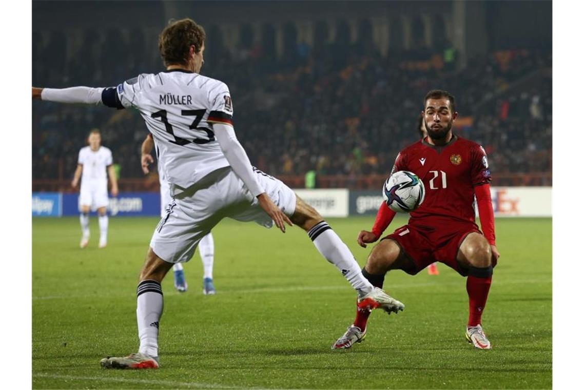 Flicks siebter Streich: DFB-Auswahl gewinnt auch in Armenien Thomas Müller (l) lief zum 110. Mal in einem Länderspiel auf. Foto: Christian Charisius/dpa