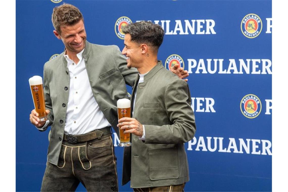Thomas Müller (l-r) und Philippe Coutinho beim Sponsorentermin zum Lederhosen-Shooting. Foto: Lino Mirgeler