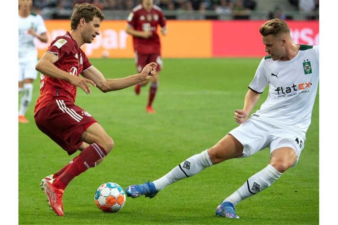 Thomas Müller (l) sieht die Corona-Situation beim FC Bayern nicht so dramatisch. Foto: Federico Gambarini/dpa