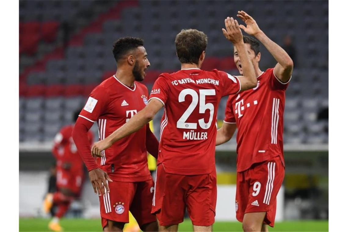 Thomas Müller (M) baute die Bayern-Führung noch vor der Halbzeit aus. Foto: Sven Hoppe/dpa-Pool/dpa