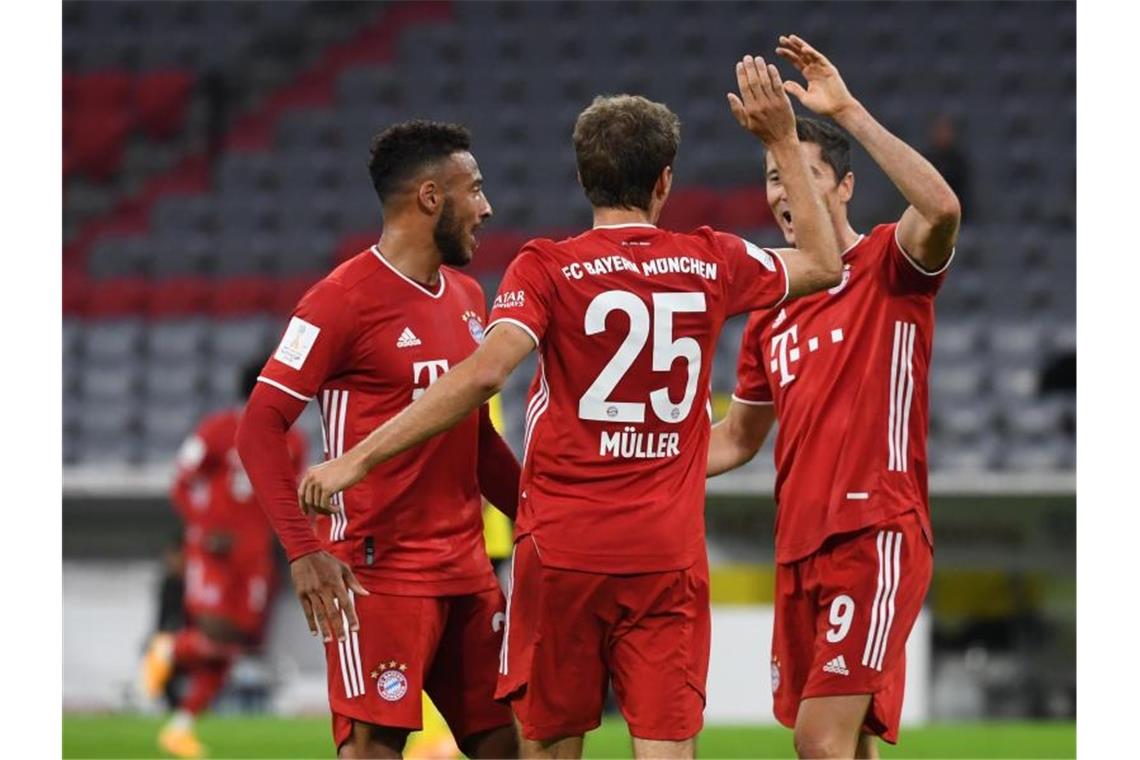 Dank Kimmich: Bayern holen den Supercup gegen den BVB Thomas Müller (M) baute die Bayern-Führung noch vor der Halbzeit aus. Foto: Sven Hoppe/dpa-Pool/dpa
