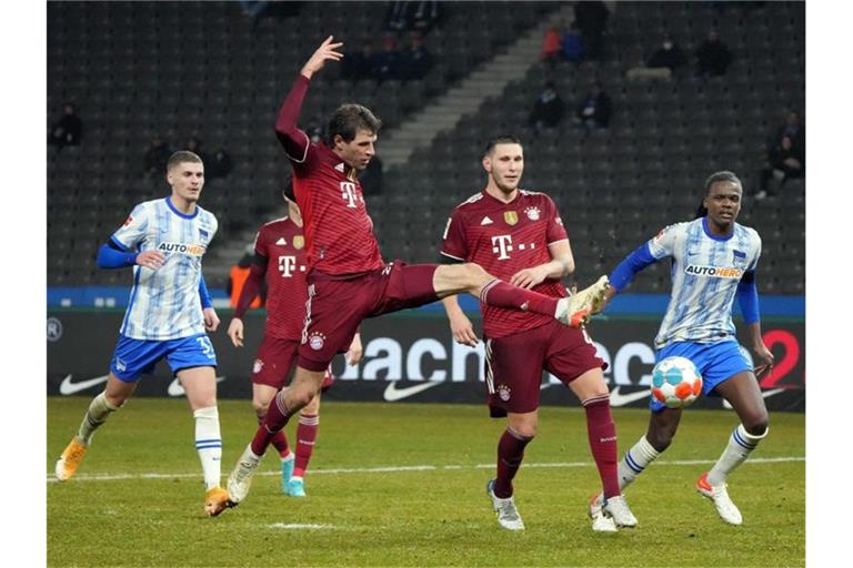 Thomas Müller (M.) erzielte den zweiten Treffer des FC Bayern. Foto: Soeren Stache/dpa-Zentralbild/dpa