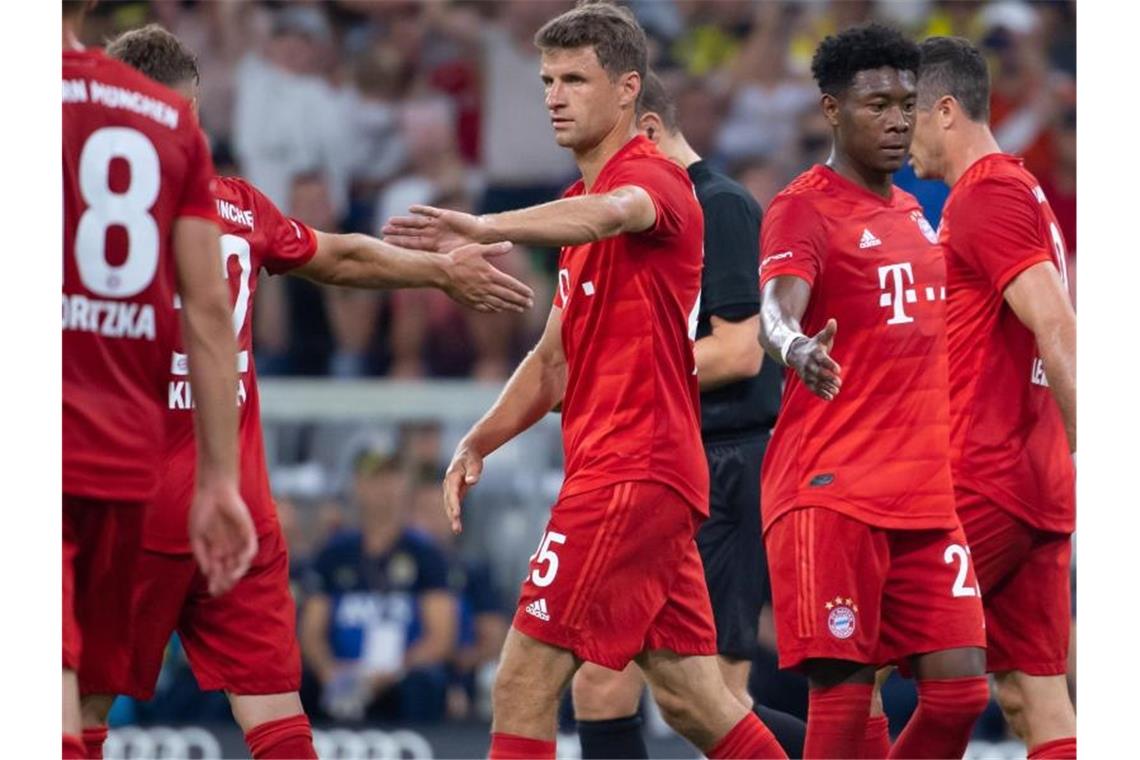 FC Bayern mit Torfestival beim Heimtest gegen Istanbul Thomas Müller (M) erzielte gleich drei Treffer für die Bayern. Foto: Sven Hoppe