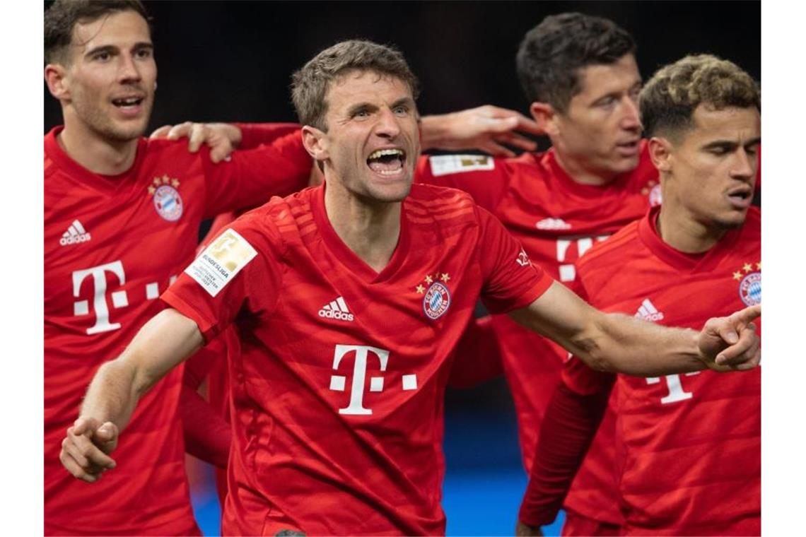 Thomas Müller (M) feiert seinen Treffer zum 1:0 gegen Hertha. Foto: Soeren Stache/dpa-Zentralbild/dpa