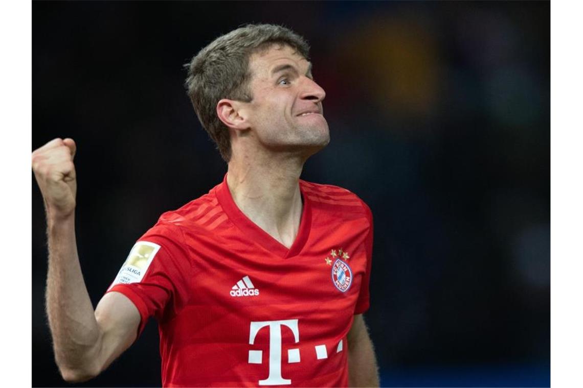 Thomas Müller (M) fühlt sich als Zuschauer derzeit auch von Partien der Konkurrenz in der Bundesliga bestens unterhalten. Foto: Soeren Stache/zb/dpa