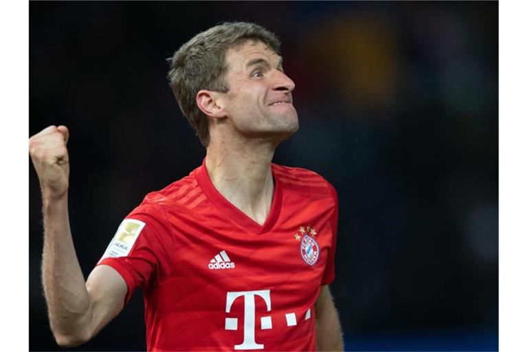 Thomas Müller (M) fühlt sich als Zuschauer derzeit auch von Partien der Konkurrenz in der Bundesliga bestens unterhalten. Foto: Soeren Stache/zb/dpa