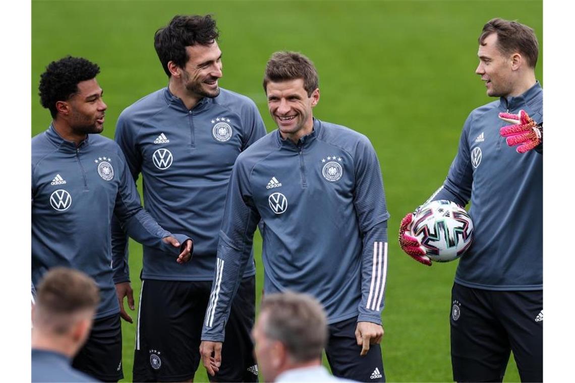 Thomas Müller (M.) sieht seine Rückkehr in die deutsche Nationalmannschaft zunächst als Sechs-Wochen-Projekt. Foto: Christian Charisius/dpa