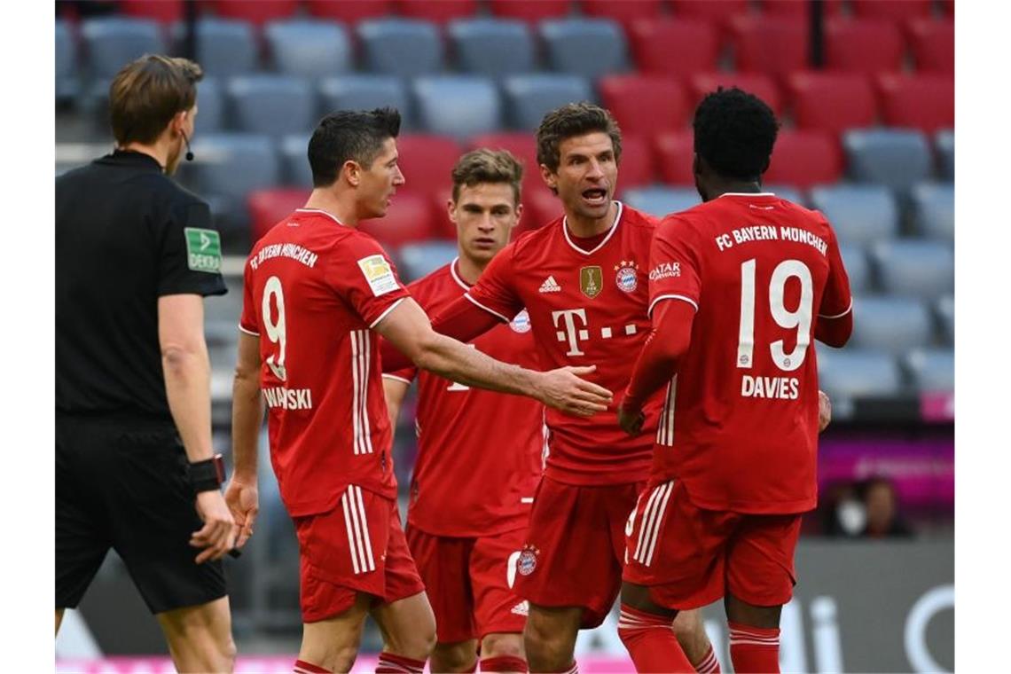 Thomas Müller (M) stand bei den Bayern gleich wieder im Mittelpunkt. Foto: Sven Hoppe/dpa