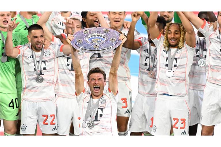 Thomas Müller mit der Meisterschale.