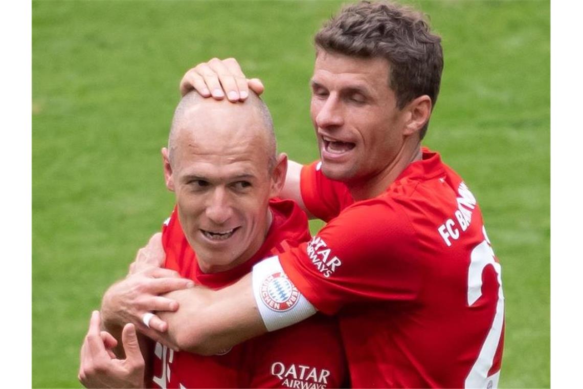 Thomas Müller (r) bedankt sich bei Arjen Robben für die gemeinsame Zeit. Foto: Sven Hoppe