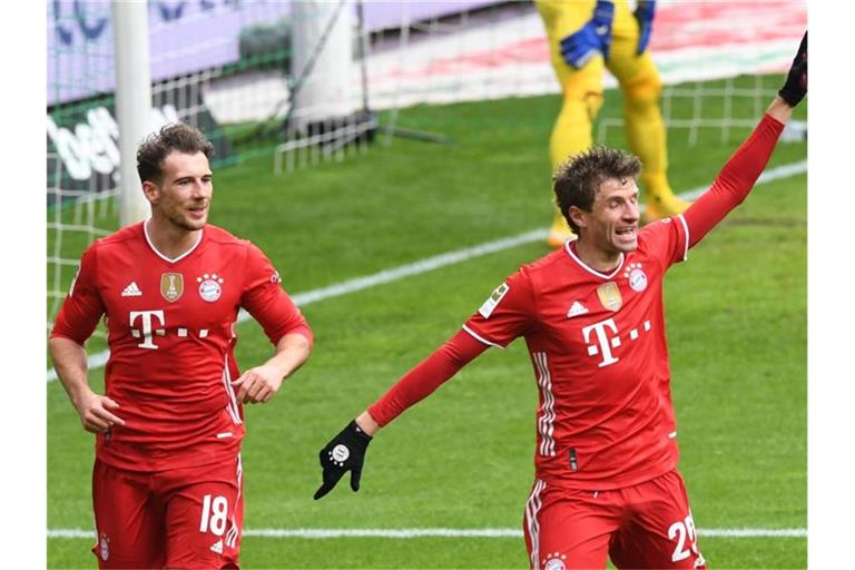 Thomas Müller (r) bereitete gleich zwei Bayern-Tore am Samstag vor. Foto: Carmen Jaspersen/dpa-Pool/dpa