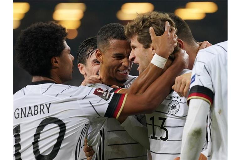 Thomas Müller (r) erzielte den späten 2:1-Siegtreffer für das DFB-Team. Foto: Marcus Brandt/dpa