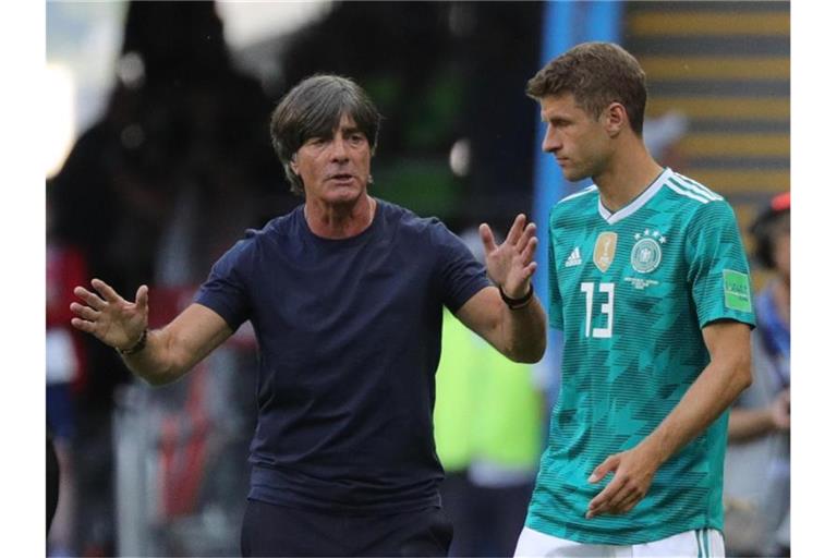 Thomas Müller (r) könnte bei der EM sein Comeback im Team von Bundestrainer Joachim Löw geben. Foto: Christian Charisius/dpa