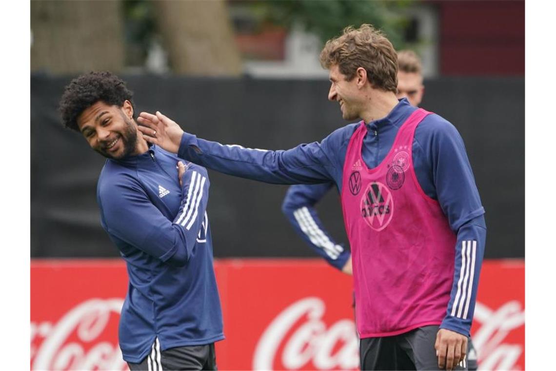 An- und Wortführer im Flick-System: Müller will begeistern Thomas Müller (r) schertzt im Training mit Serge Gnabry. Foto: Marcus Brandt/dpa