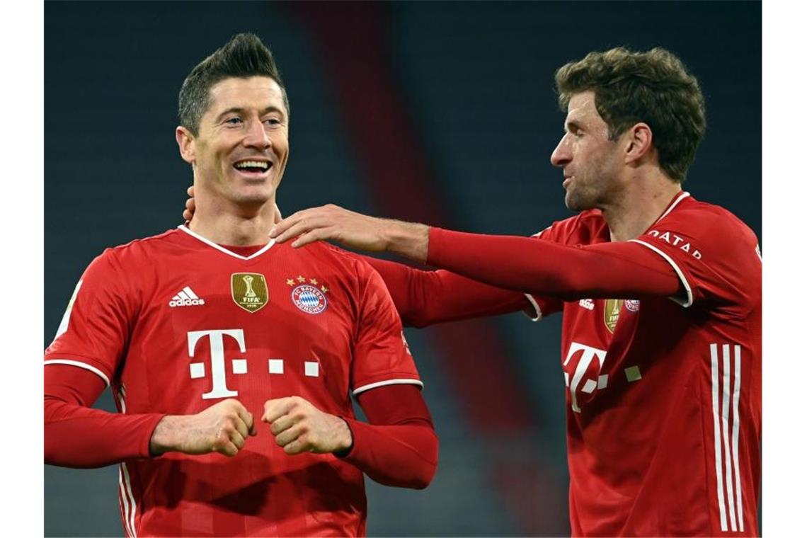 Thomas Müller (r) sieht im Ausfall von Robert Lewandowski auch eine Herausforderung an die Mannschaft, das gemeinsam aufzufangen. Foto: Sven Hoppe/dpa-POOL/dpa