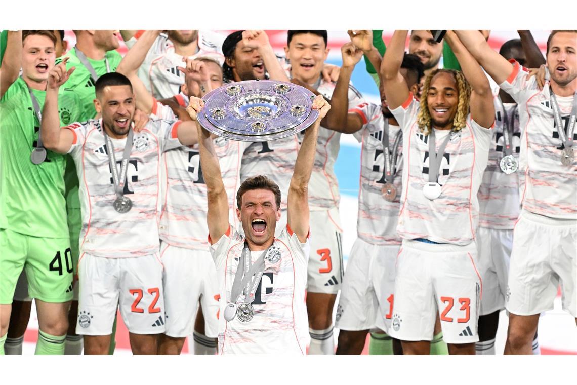 Müller-Abschied mit Pointe und Kakadu - "Wird ewig wirken" Thomas Müller reckte als erster Bayern-Spieler die Schale in die Höhe.