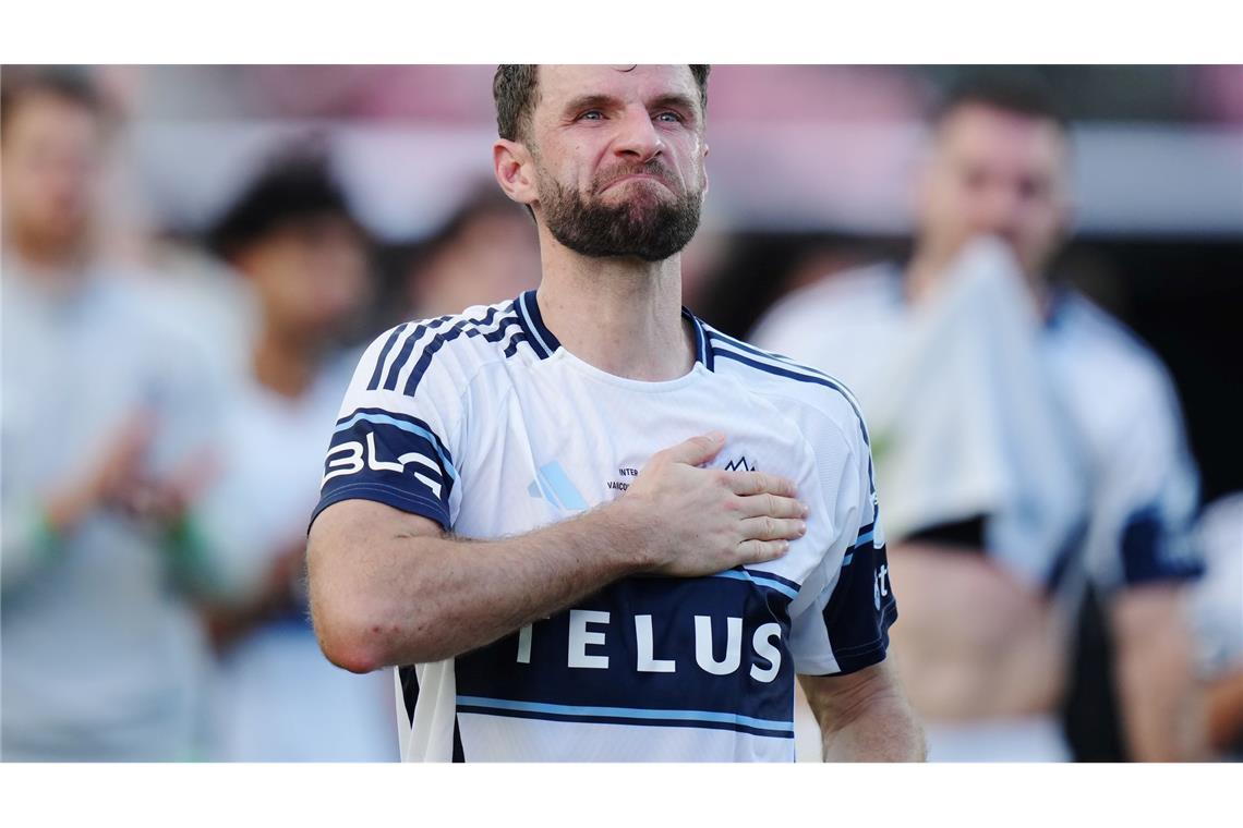 Thomas Müller von den Vancouver Whitecaps bedankt sich bei den Fans.