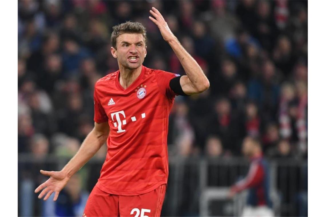 FC Bayern müht sich mit späten Toren ins Achtelfinale Thomas Müller zeigt sich mit einer Spielsituation höchst unzufrieden. Foto: Sven Hoppe/dpa