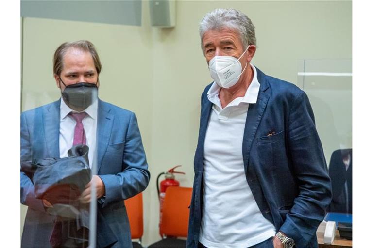 Thomas Pekny (r) vor Prozessbeginn mit seinem Anwalt Florian Zenger. Die Staatsanwaltschaft München I hat zwei weitere Ermittlungsverfahren gegen den früheren Theaterintendanten eingeleitet. Foto: Peter Kneffel/dpa