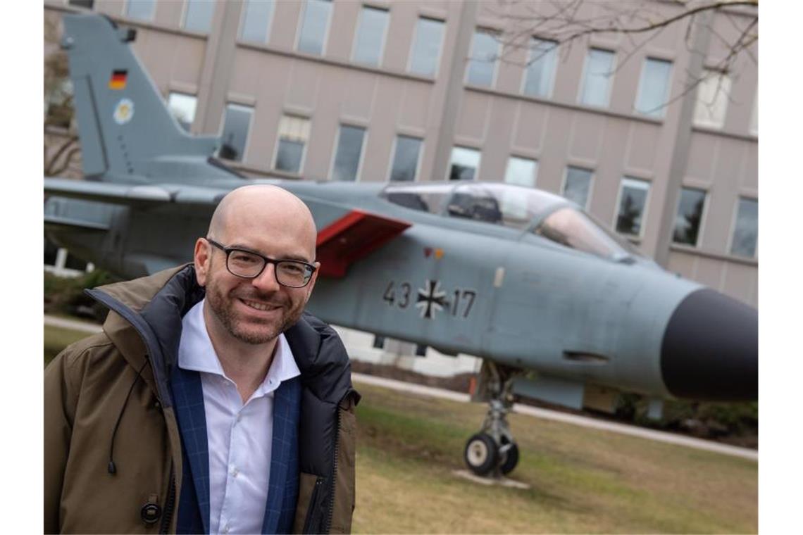 Thomas Pretzl, Gesamtbetriebsratsvorsitzender bei Airbus Defence and Space, steht vor einem Tornado-Kampfflugzeug auf dem Firmengelände in München. Foto: Peter Kneffel/dpa