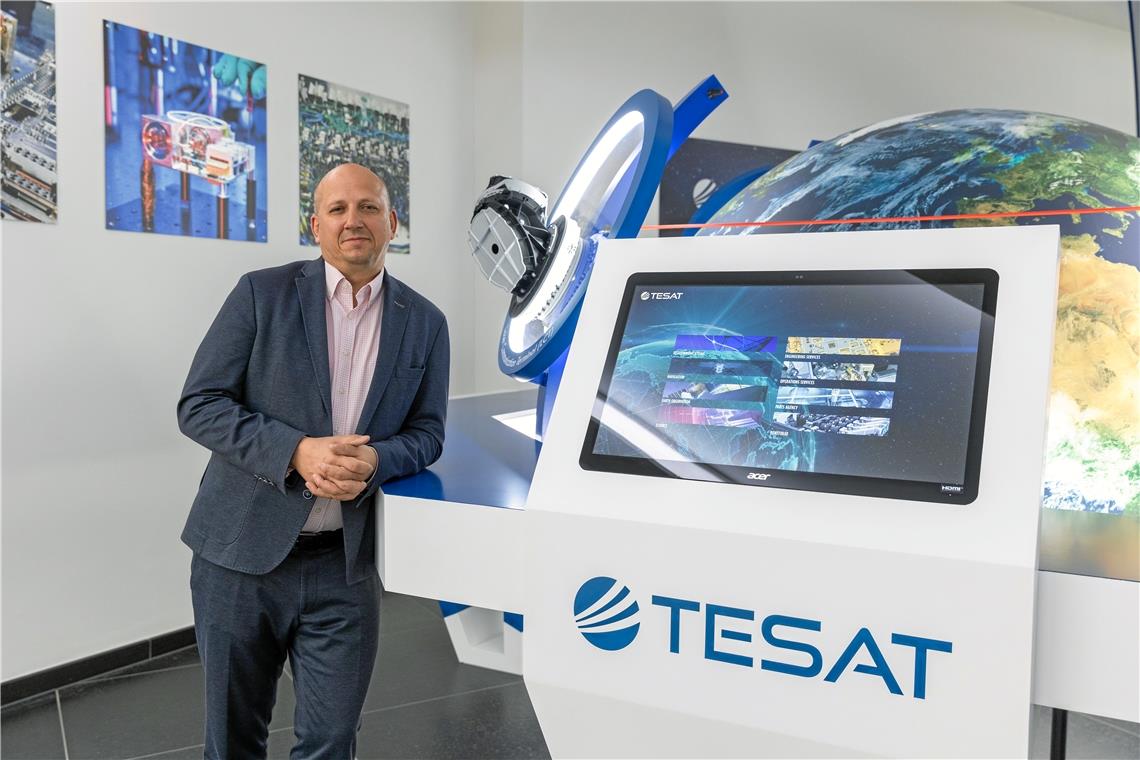 Thomas Reinartz im Ausstellungsraum von Tesat: Nachdem das Backnanger Unternehmen die Krise hinter sich gelassen hat, steht der neue Chef vor der Aufgabe, das Wachstum zu managen. Foto: A. Becher