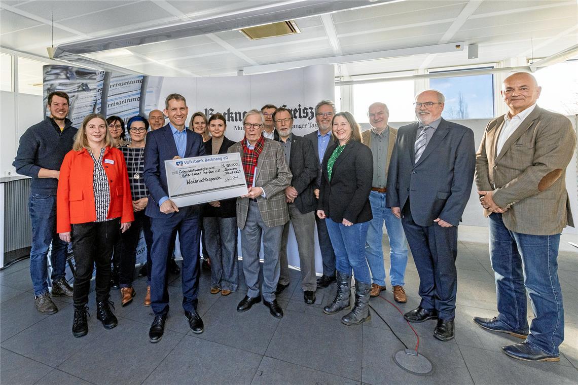 Schon 120.000 Euro für die BKZ-Spendenaktion Thomas Rieker, Beate Ruoff, Natascha Bobleter, Sina Krüger, Thomas Nehr, Kornelius Fritz, Vanessa Binder, Jana Reichert, Werner Stroh, Klaus-Dieter Fackler, Heinz Franke, Wolfgang Sartorius, Regine Wüllenweber, Michael Balzer, Jürgen Olma und Frank El Banany (von links) freuen sich über die große Spendenbereitschaft. Foto: Dietmar van der Linden