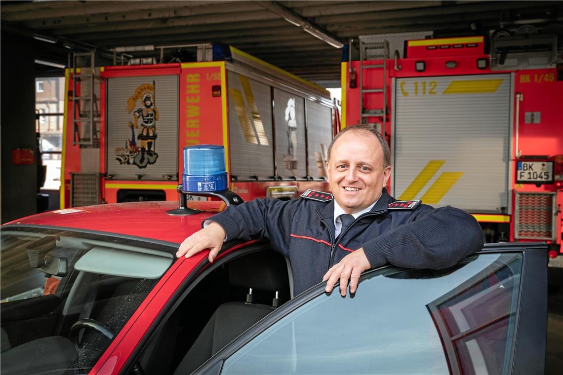 Ein Profi aus der Großstadt Thomas Rohnacher hat jetzt bei der Backnanger Feuerwehr das Kommando: Sein Wissen und seine Erfahrung aus mehr als 20 Jahren bei der Berufsfeuerwehr will er hier an die ehrenamtlichen Einsatzkräfte weitergeben. Foto: A. Becher