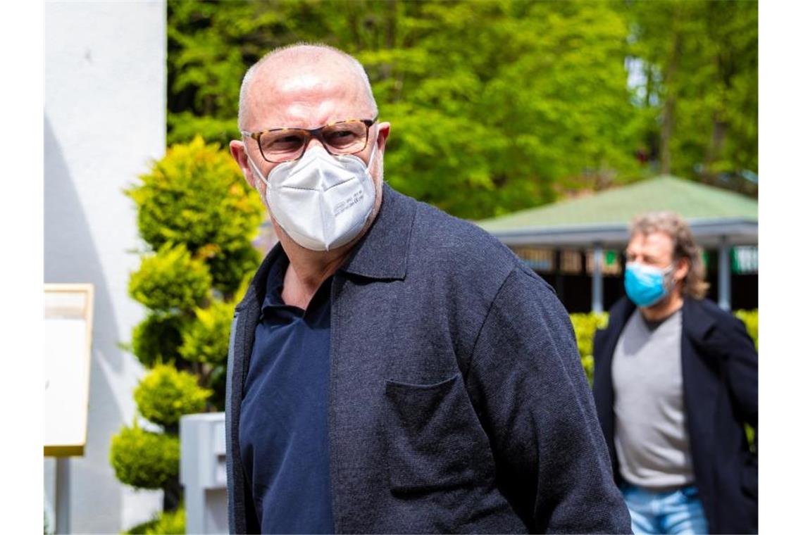 Thomas Schaaf (l) kommt gemeinsam mit Co-Trainer Wolfgang Rolff im Bremer Quarantäne-Trainingslager an. Foto: Moritz Frankenberg/dpa