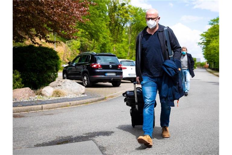 Thomas Schaaf soll Werder Bremen vor dem Abstieg retten. Foto: Moritz Frankenberg/dpa