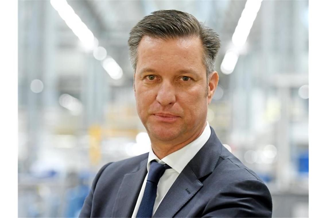 Thomas Schmall, Vorstandsvorsitzender der Volkswagen Konzern Komponente, in einer Fertigungshalle im VW-Werk Salzgitter. Foto: Holger Hollemann/dpa