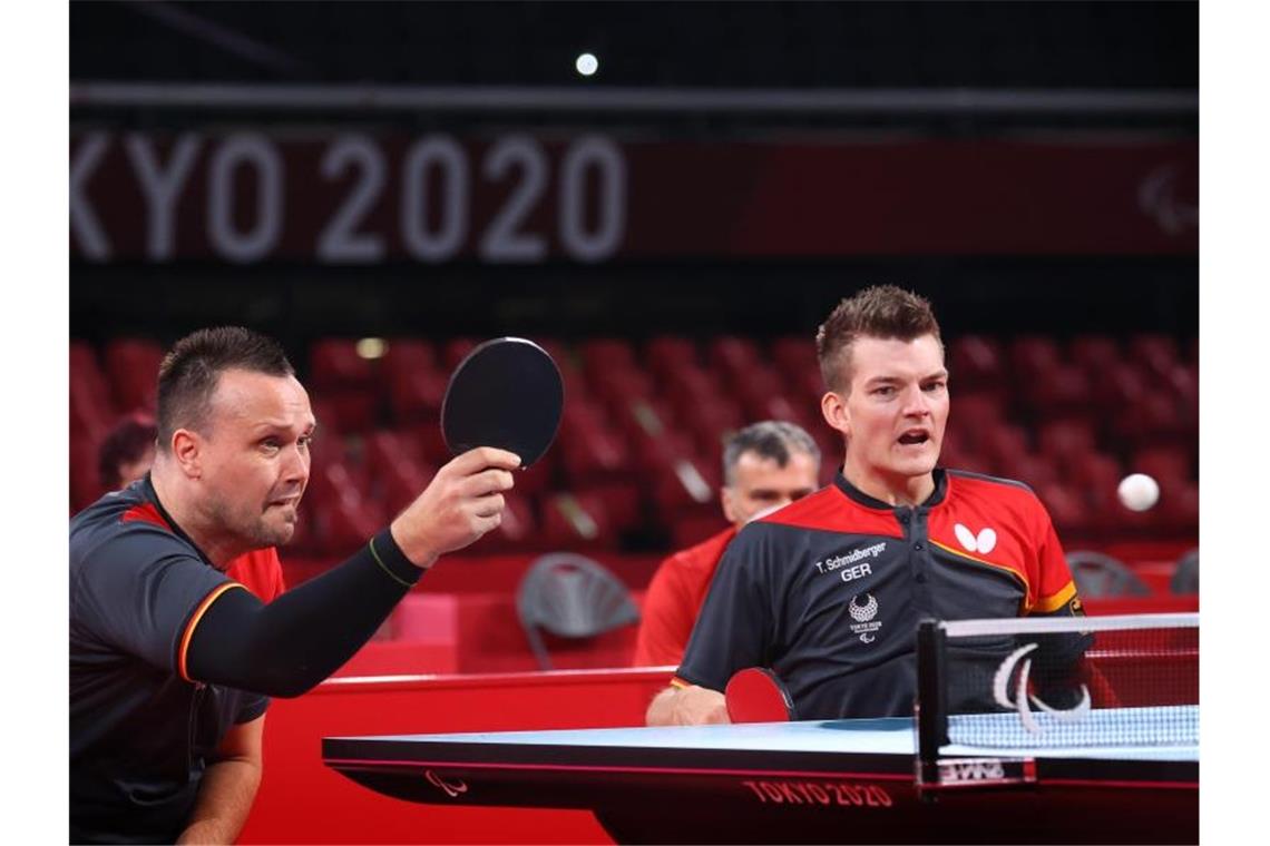 Trauer nach Tischtennis-Drama: Duo gibt Gold aus den Händen Thomas Schmidberger (r) und Thomas Brüchle waren trotz der Silbermedaille enttäuscht. Foto: Karl-Josef Hildenbrand/dpa