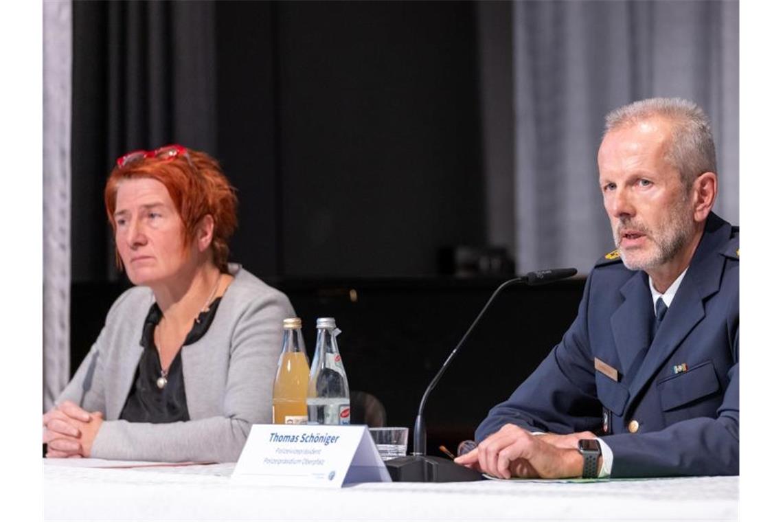 Polizei geht nach Messerattacke in ICE nicht von Terror aus Thomas Schöniger (r), Polizeivizepräsident des Polizeipräsidiums Oberpfalz und Kriminaldirektorin Sabine Nagel erläutern die Hintergründe der Messerattacke. Foto: Daniel Karmann/dpa