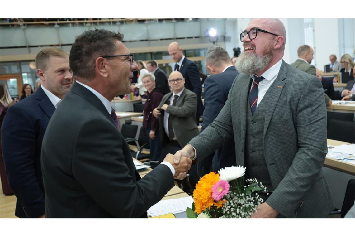 Thomas Schulze (BSW, li.) gratulierte dem rechten Vordenker Hans-Thomas Tillschneider auffallend lange und herzlich zum Posten als Landtagsvize, obwohl ihn das BSW nicht gewählt haben will.