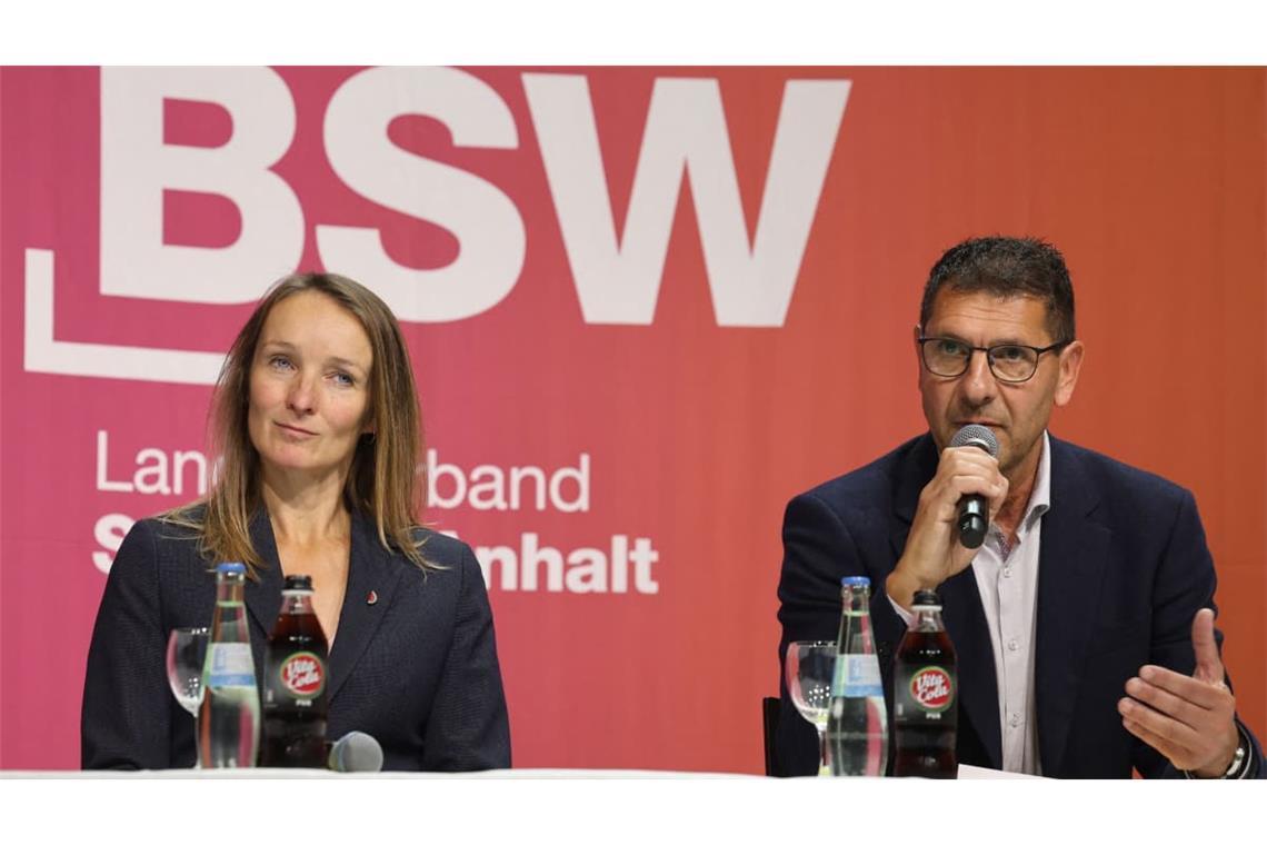 Thomas Schulze (r), BSW-Fraktionsvorsitzender im Landtag von Sachsen-Anhalt, und Claudia Wittig, stellvertretende BSW-Fraktionsvorsitzende im Landtag von Sachsen-Anhalt.