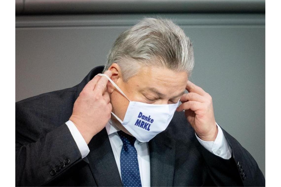 Thomas Seitz (AfD) trägt eine Maske mit der Aufschrift „Danke MRKL“. Foto: Kay Nietfeld/dpa/Archivbild