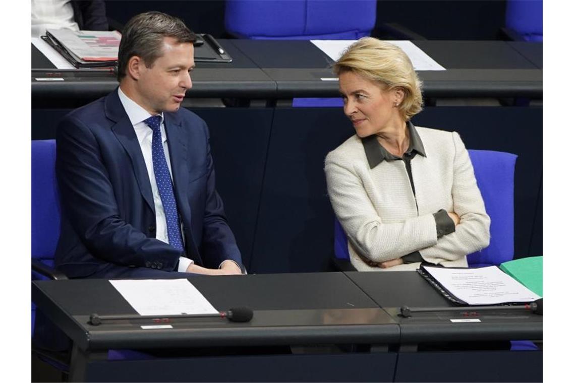 Thomas Silberhorn, Parlamentarischer Staatssekretär im Bundesverteidigungsministerium, und Ursula von der Leyen (CDU), ehemalige Bundesverteidigungsministerin. Foto: Jörg Carstensen