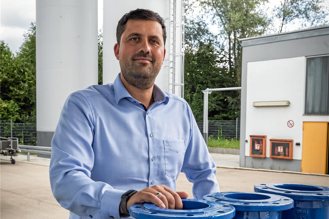 Thomas Steffen vor den Gastanks auf dem Gelände der Stadtwerke. Sie werden das Problem nicht lösen, denn ihr Inhalt reicht nur für wenige Stunden. Foto: Alexander Becher