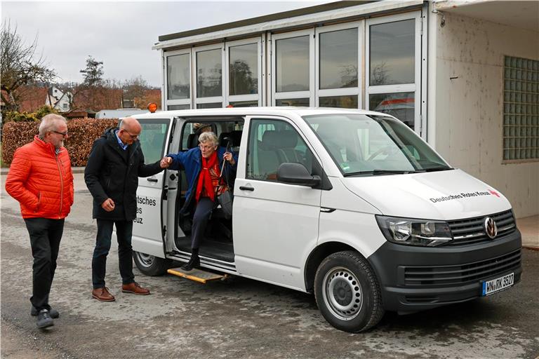 Thomas Steinicke (von links) und Bürgermeister Bernhard Bühler helfen Hilde Geierhaas aus dem Fahrzeug. Sie ist regelmäßig Gästin bei „Oppenweiler mobil“. Foto: Alexander Becher