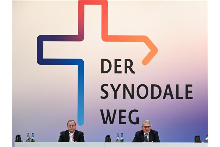 Thomas Sternberg (r), Präsident des Zentralkomitees der deutschen Katholiken, und Georg Bätzing, Vorsitzender der Deutschen Bischofskonferenz, bei der Zweiten Synodalversammlung der katholischen Kirche. Foto: Arne Dedert/dpa