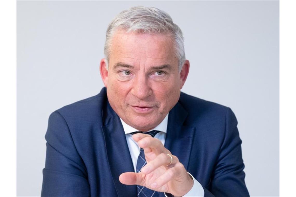 Thomas Strobel (CDU), Innenminister von Baden-Württemberg, auf einer Pressekonferenz. Foto: Bernd Weissbrod/dpa