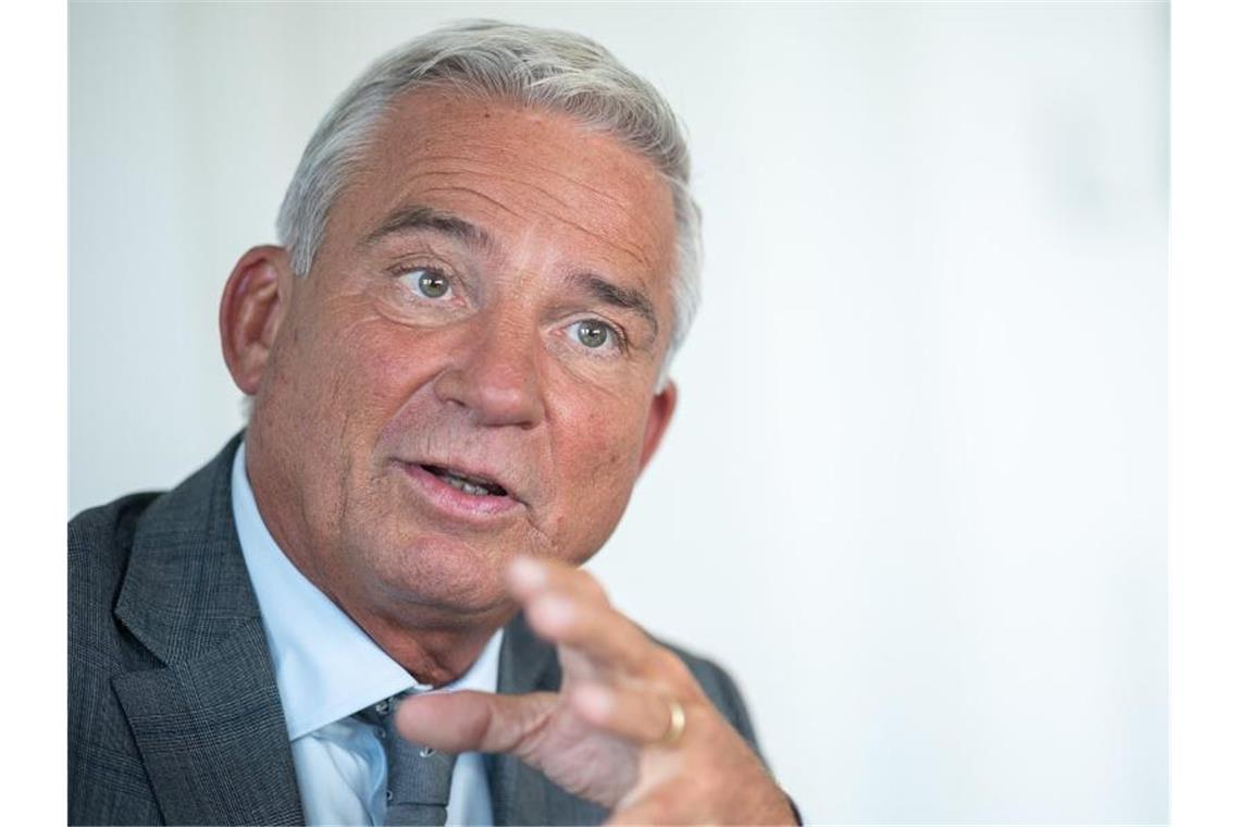 Unions-Innenminister: Harte Strafen für Gewalt gegen Polizei Thomas Strobl (CDU) gestikuliert. Foto: Sebastian Gollnow/dpa/Archivbild