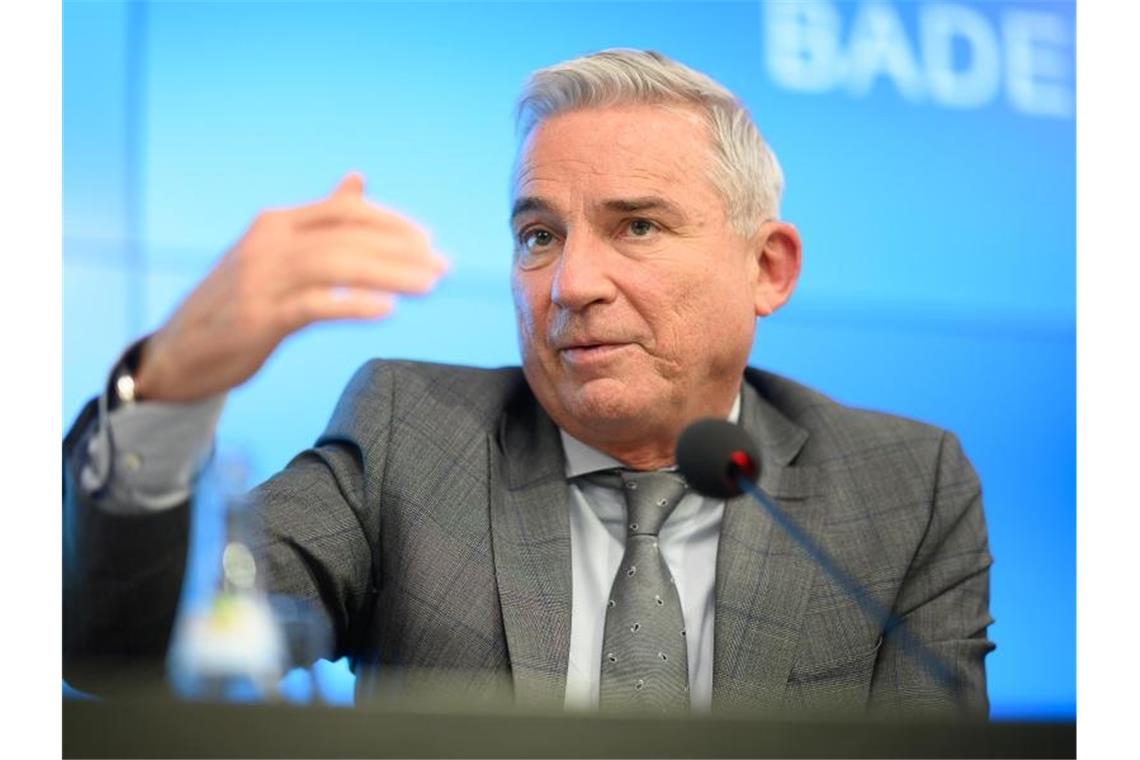 Strobl durchleuchtet Disziplinarstatistik auf Rassismus Thomas Strobl (CDU) gestikuliert. Foto: Sebastian Gollnow/dpa/Archivbild