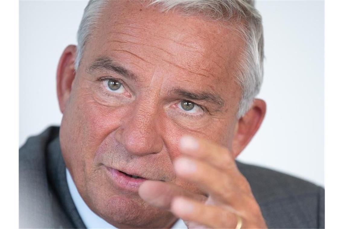 Innenminister Strobl für Teilzulassung von Fans in Stadien Thomas Strobl (CDU), Innenminister von Baden-Württemberg, spricht während eines Interviews. Foto: Sebastian Gollnow/dpa