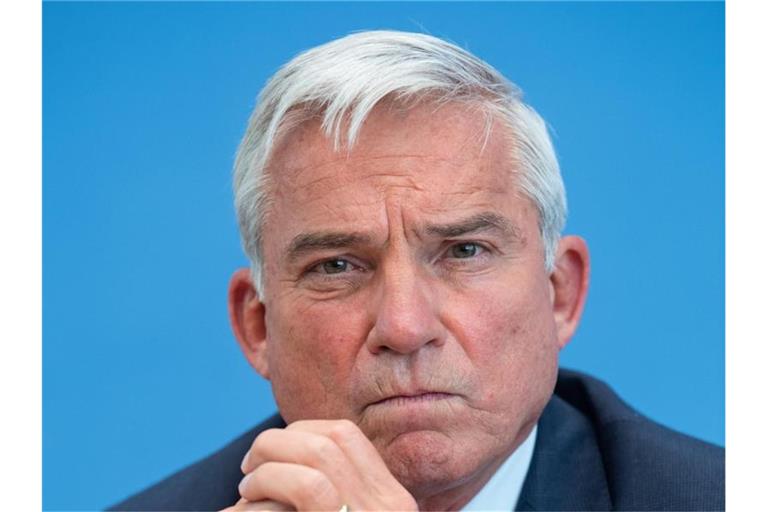 Thomas Strobl (CDU), Innenminister von Baden-Württemberg, sitzt vor der Presse. Foto: Bernd von Jutrczenka/dpa