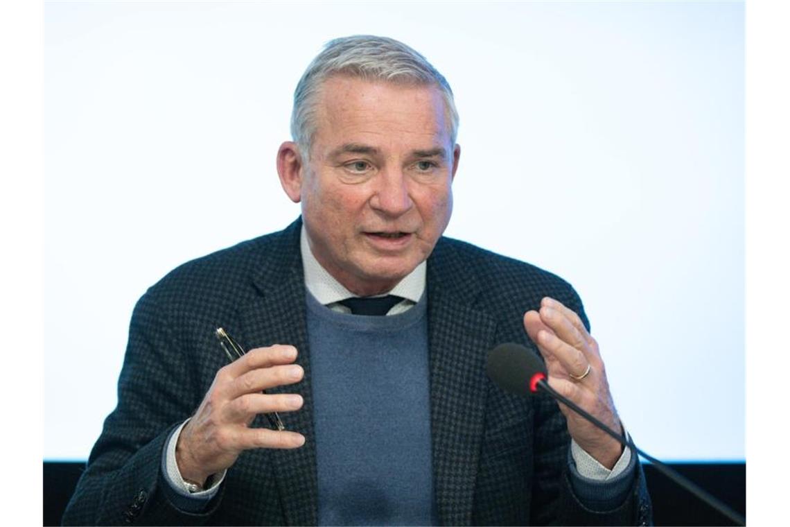 Knapp 56.000 Teilnehmer bei Corona-Demos am Montagabend Thomas Strobl (CDU), Innenminister von Baden-Württemberg, spricht bei einer Regierungs-Pressekonferenz im Landtag von Baden-Württemberg zu Journalisten. Foto: Bernd Weißbrod/dpa/Archivbild