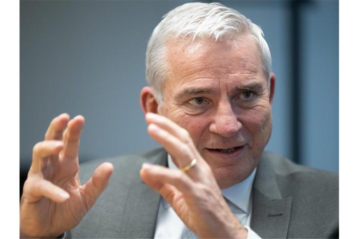 Thomas Strobl (CDU), Innenminister von Baden-Württemberg, spricht. Foto: Bernd Weißbrod/dpa/Archivbild