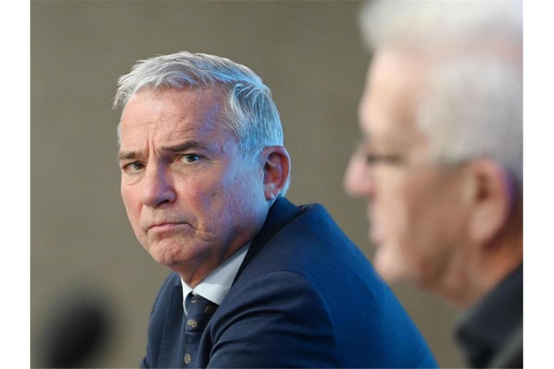 Thomas Strobl (CDU, l), Innenminister von Baden-Württemberg, schaut in die Kamera. Foto: Marijan Murat/dpa