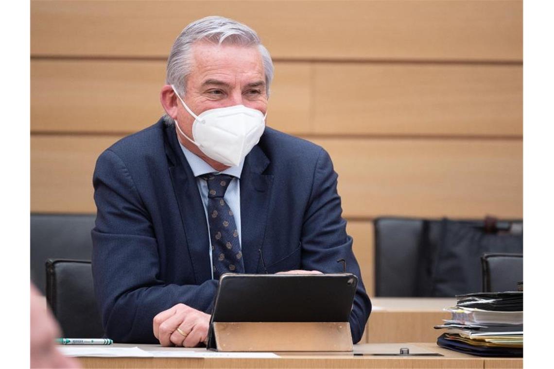 Thomas Strobl (CDU), Minister für Inneres, Digitalisierung und Migration von Baden-Württemberg, mit Mundschutz. Foto: Sebastian Gollnow/dpa/Archivbild