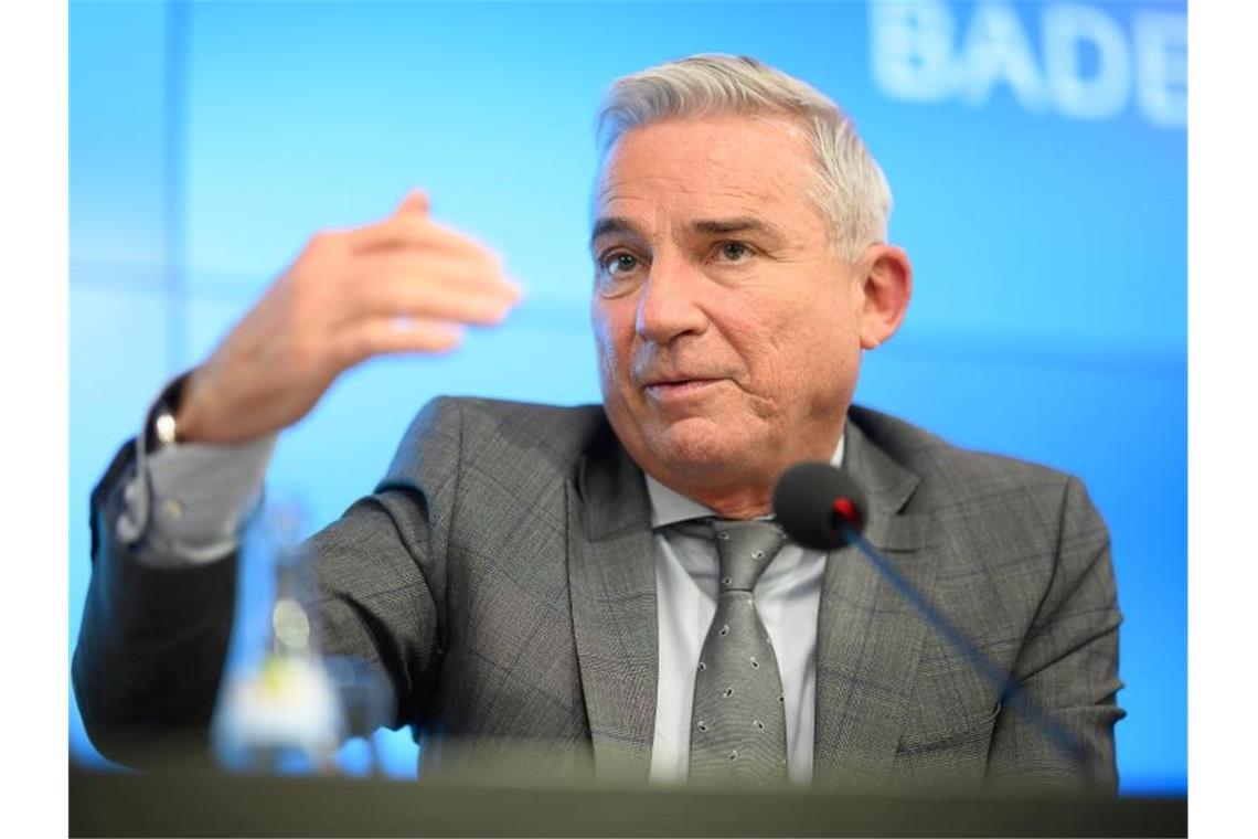 Thomas Strobl (CDU), Minister für Inneres, Digitalisierung und Migration von Baden-Württemberg, spricht während einer Pressekonferenz. Foto: Sebastian Gollnow/dpa/Archivbild