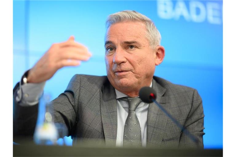 Thomas Strobl (CDU), Minister für Inneres, Digitalisierung und Migration von Baden-Württemberg, spricht während einer Landespressekonferenz. Foto: Sebastian Gollnow/dpa/Archivbild